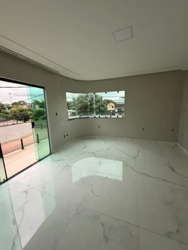 Villa Firenzi Casa Duplex á venda dispõe de 600m², 03 suítes com sacada e closet, 02 vagas