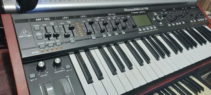 Teclado Sintetizador Behringer DeepMind 12 com Bag Original Seminovo