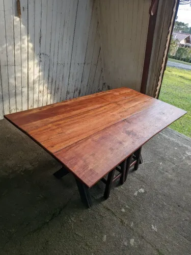 vendo mesa de janta em madeira de imbuia com 4 banquetas de imbuia