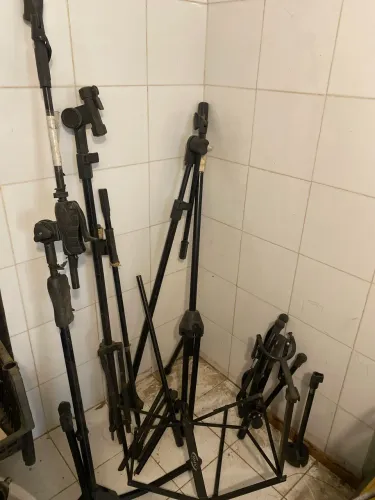 Pedestais, suporte violão e suporte partitura 
