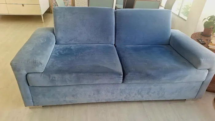 Sofá de 2 lugares azul: entrega a partir de 1° de julho