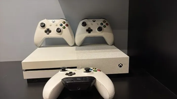 Xbox One S 1TB Branco + 3 Controles | Excelente Estado