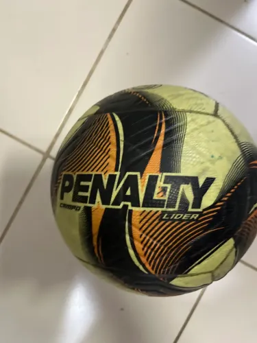 bola pênalti em bom estado apenas com um rasgo mais sem furos e cheia