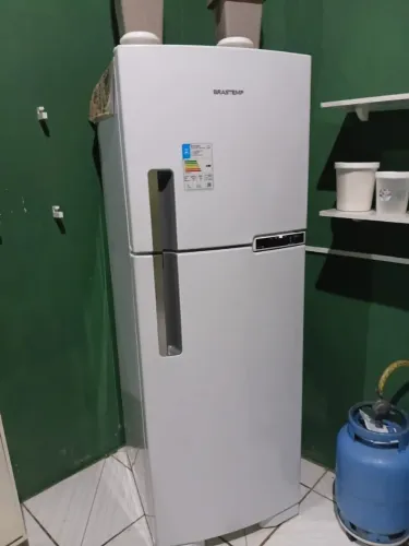 Vendo essa geladeira nova número pra contato *