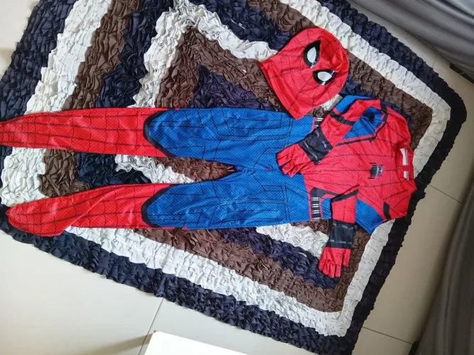 Vendo fantasia do Homem Aranha
