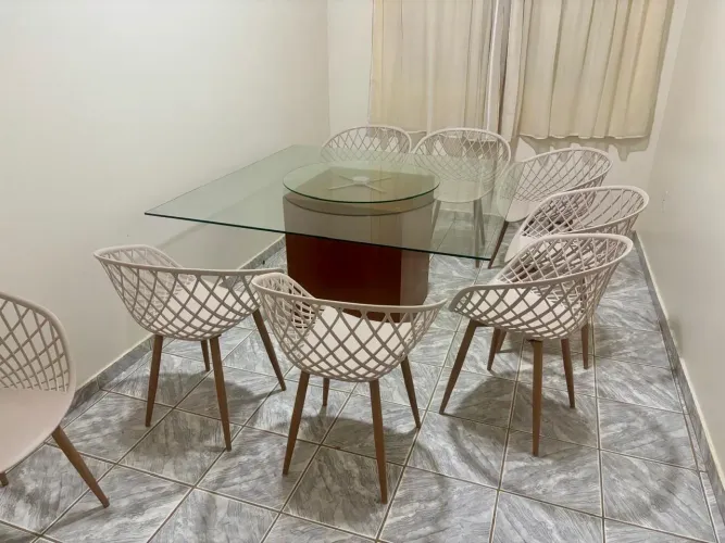 Mesa de jantar com 8 cadeiras e tampo giratório 