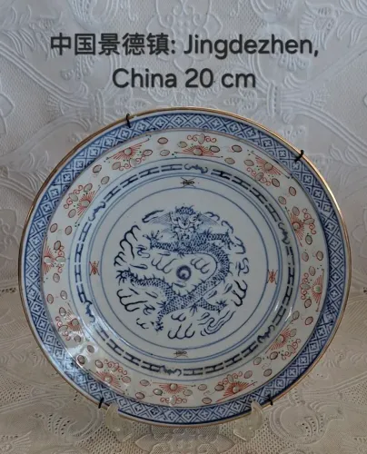 Prato decorativo em porcelana chinesa  com dragão, estilo "grão de arroz"