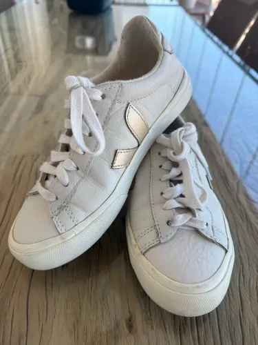 Tênis VERT off white com dourado 35