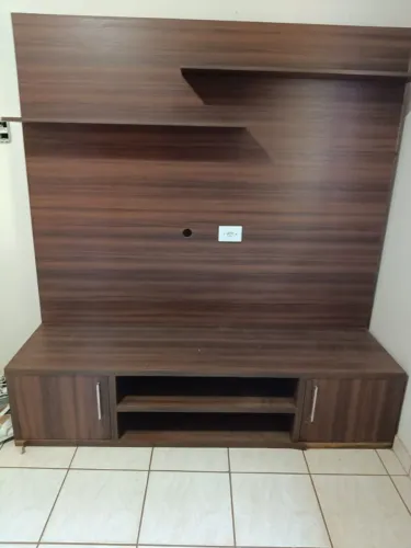 Painel de TV com Rack Integrado - Amadeirado