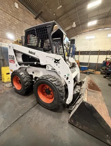 Minicarregadeira Bobcat S150 ano 2011 com 8.250 horas, pneus novos, em Campinas
