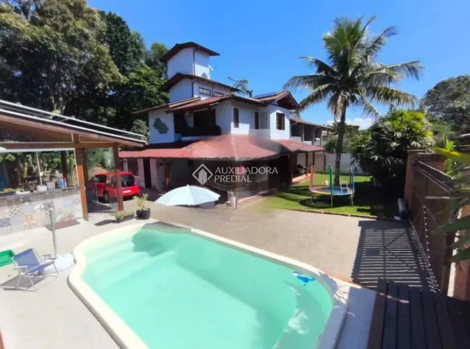 Auxiliadora Predial aluga, Casa com 3 dormitórios, sendo uma suite, semi mobiliada no Rio