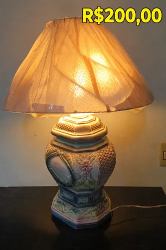 Abajur de Mesa em Cerâmica Floral Vintage com Cúpula Bege