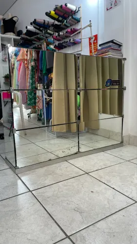 Balcão com vidro espelhado.