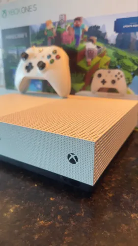 Xbox One S 1TB + 4 Jogos + 1 Controle original