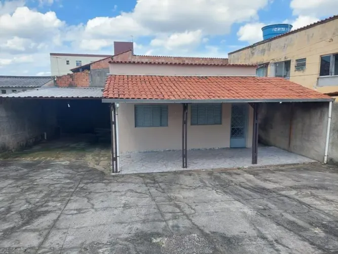 CASA DE 02 QUARTOS NO BAIRRO MILIONARIOS