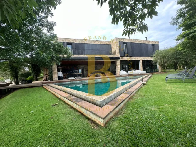 Casa de condomínio com 800 m², 5 quartos sendo 5 suítes à venda no bairro Porto Feliz.