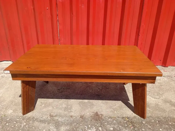 Mesa de centro estilo moderno ,em excelente estado.