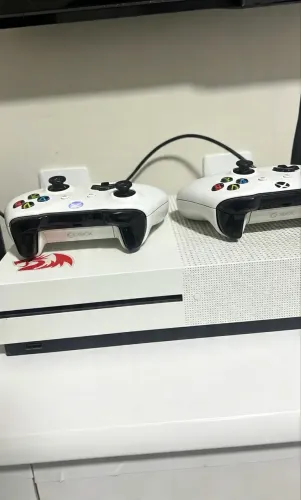 Xbox one s 2 controles em perfeito estado 