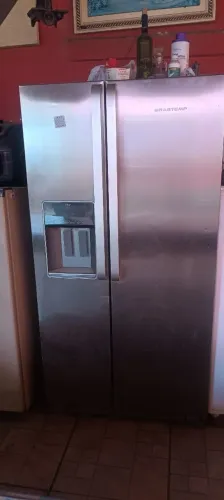 Vendo uma geladeira Brastemp duas portas *