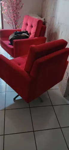POLTRONA MODERNA ESTOFADA VERMELHA - SUPER CONSERVADA
