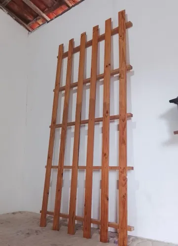 Suporte de madeira para colchão de solteiro nunca usado