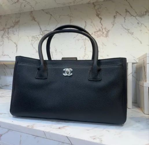 Bolsa preta Chanel italiana em couro legítimo coleção nova