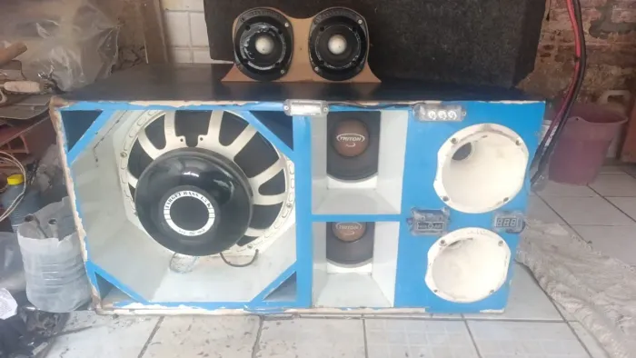 Caixa de som automotivo 
