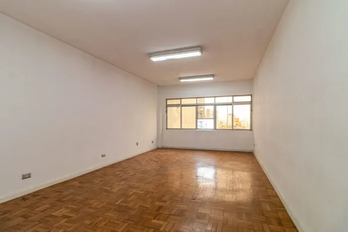 Sala comercial na Avenida da Liberdade, N. 113 - Sala 28 35 m²