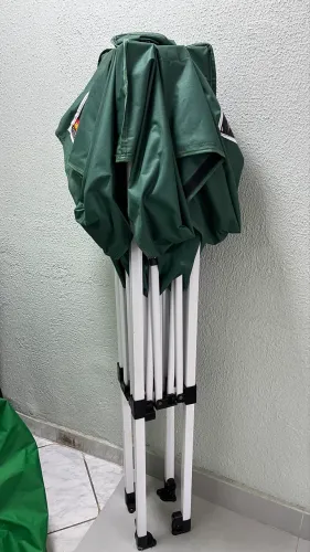 Tenda 2x3 verde pouquíssimo usada, sem nenhuma marca.