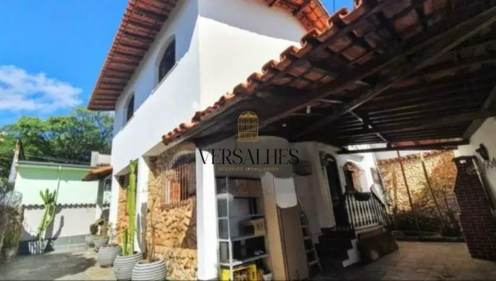 Casa à venda com 04 quartos, 03 banheiros, 02 vagas de garagem, 172 m² - Bairro Santa Tere