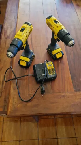 Duas parafusadeiras DeWalt DCD76 com baterias e carregador