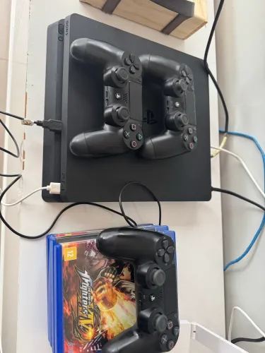 PS4 slim 1 TB 3 controles e 4 jogos