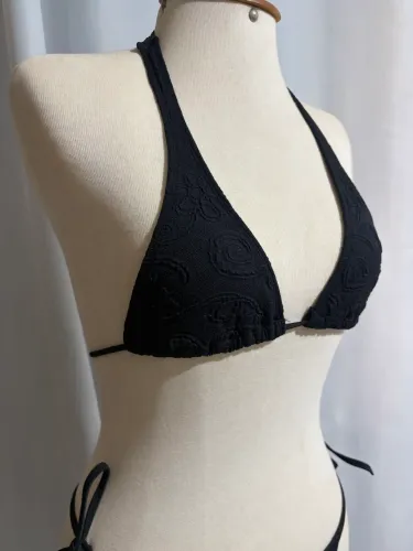 Conjunto biquíni preto em relevo