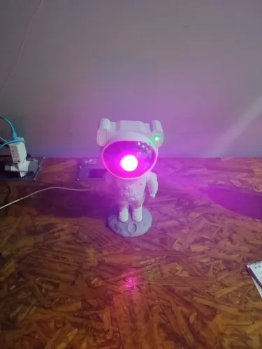 Projetor Galáxia Astronauta LED com Estrelas + Bluetooth - Funcionando