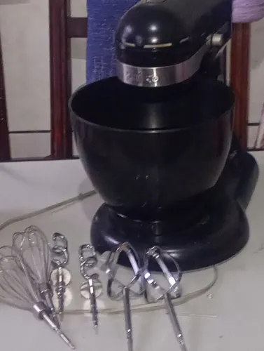 Batedeira planetária completa com todos os acessórios marca Philco funciona perfeitamente
