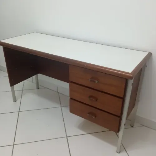 Mesa escrivaninha anos 70, madeira maciça 