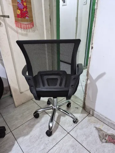 Cadeira preta com rodinhas