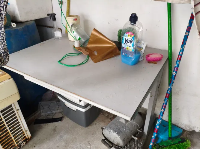 Uma mesa pra estudar, escritório ou etc... Em ótimo estado uma madeira boa pra vender logo