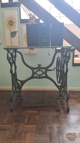 Pé de máquina de costura antiga 
