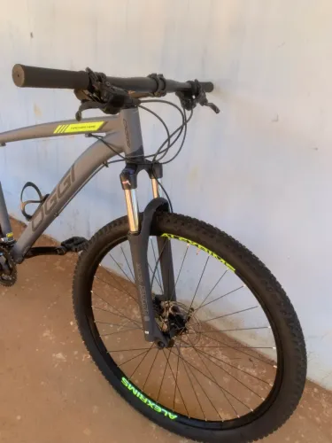Vendo uma bicicleta aro 29 5 meses de uso, tenho nota fiscal dela.