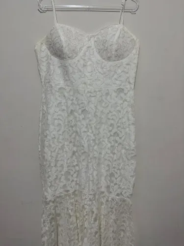 vestido curto de renda branca com corselet e alças finas