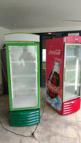 Expositora coca cola gelando muito