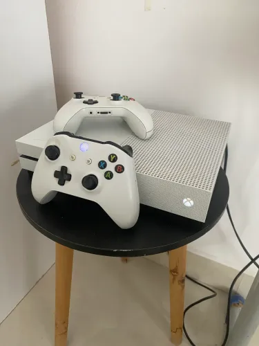 Xbox One S - 500gb Seminovo(Acompanha Jogos!) 