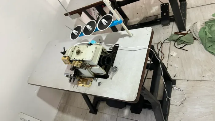 Máquina de costura overloque overlock industrial funcionado 