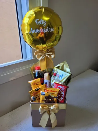 Cesta de Aniversário com deliciosas guloseimas. Presentes. Pronta Entrega. Chocolates.