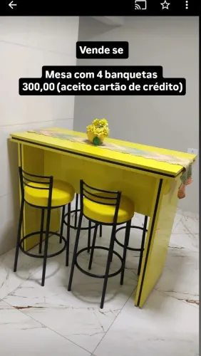 Mesa com 4 banquetas