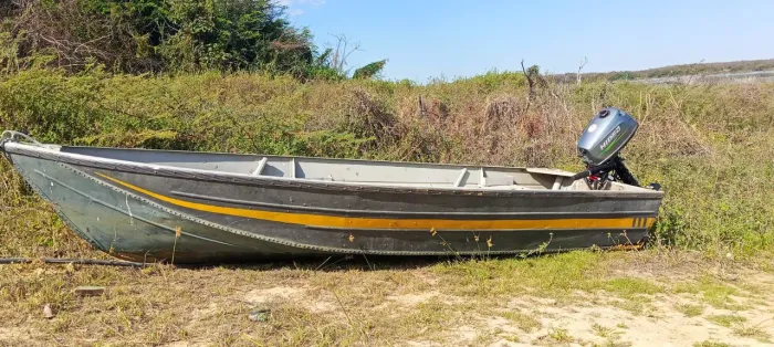 Barco 4 metros e motor 5 hp