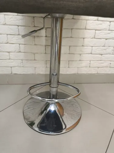 Banqueta estofada giratória 