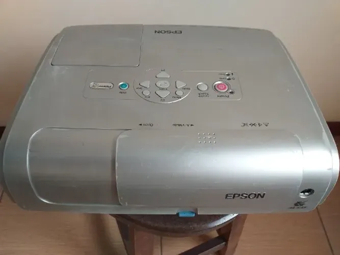 Projetor da EPSON DATSHOW com um pequeno mal contato ao acender a luz.
