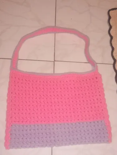 Bolsa de crochê rosa e lilás, delicada 32cmX25cm e 55cm a alça. Espaçosa cabe livros
